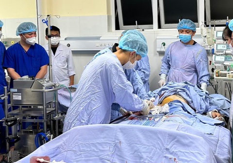 Lâm Đồng lần đầu dùng tim phổi nhân tạo ECMO cứu sống bệnh nhân nguy kịch - Ảnh 2. Lâm Đồng lần đầu dùng tim phổi nhân tạo ECMO cứu sống bệnh nhân nguy kịch - Ảnh 2.