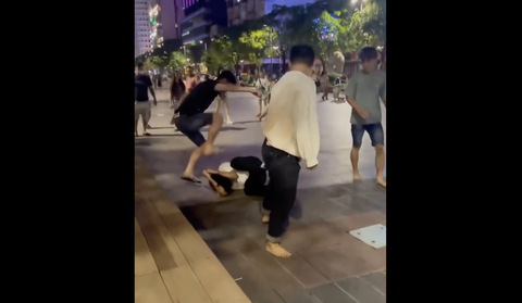 Xác minh clip hai người bị nhóm bán hàng rong đánh hội đồng ở phố Nguyễn Huệ - Ảnh 2. Xác minh clip hai người bị nhóm bán hàng rong đánh hội đồng ở phố Nguyễn Huệ - Ảnh 2.
