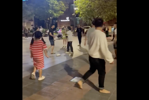 Xác minh clip hai người bị nhóm bán hàng rong đánh hội đồng ở phố Nguyễn Huệ - Ảnh 3. Xác minh clip hai người bị nhóm bán hàng rong đánh hội đồng ở phố Nguyễn Huệ - Ảnh 3.