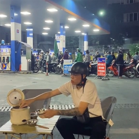 Ảnh vui 10-11: Cứ phải làm bát cơm cho chắc bụng mới có sức xếp hàng - Ảnh 1. Ảnh vui 10-11: Cứ phải làm bát cơm cho chắc bụng mới có sức xếp hàng - Ảnh 1.