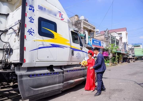 Ảnh vui 10-11: Cứ phải làm bát cơm cho chắc bụng mới có sức xếp hàng - Ảnh 3. Ảnh vui 10-11: Cứ phải làm bát cơm cho chắc bụng mới có sức xếp hàng - Ảnh 3.