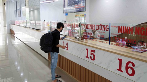 Xe trong bến vẫn gồng mình chịu lỗ - Ảnh 1. Xe trong bến vẫn gồng mình chịu lỗ - Ảnh 1.