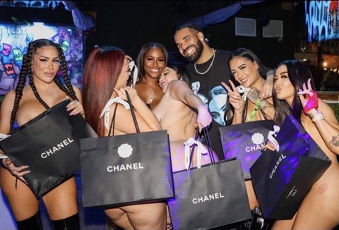 Rapper Drake chơi lớn tặng ‘cả lố’ túi hiệu cho dàn vũ công thoát y - Ảnh 1. Rapper Drake chơi lớn tặng ‘cả lố’ túi hiệu cho dàn vũ công thoát y - Ảnh 1.