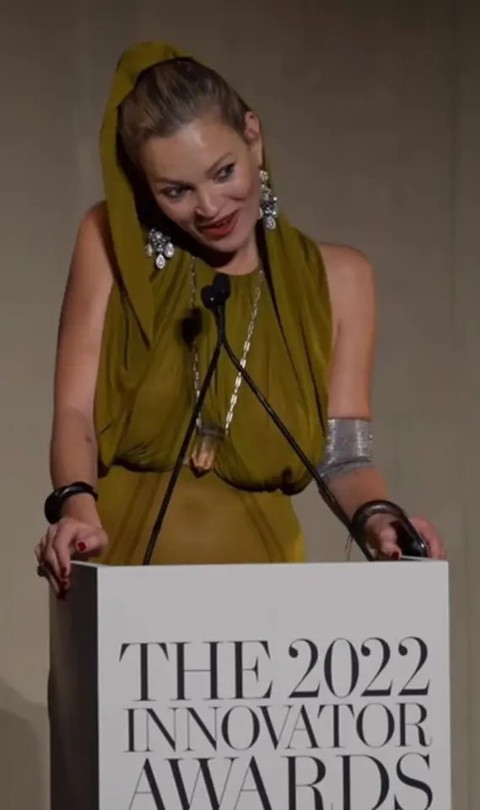 Kate Moss có cử chỉ kỳ quặc khi phát biểu - Ảnh 2. Kate Moss có cử chỉ kỳ quặc khi phát biểu - Ảnh 2.