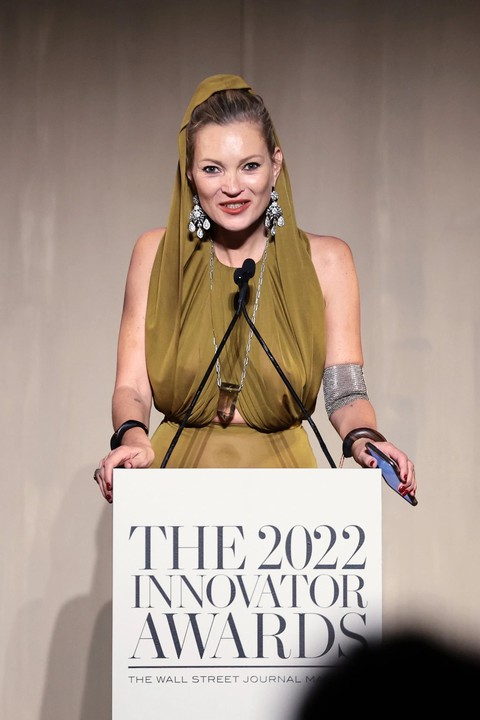 Kate Moss có cử chỉ kỳ quặc khi phát biểu - Ảnh 1. Kate Moss có cử chỉ kỳ quặc khi phát biểu - Ảnh 1.