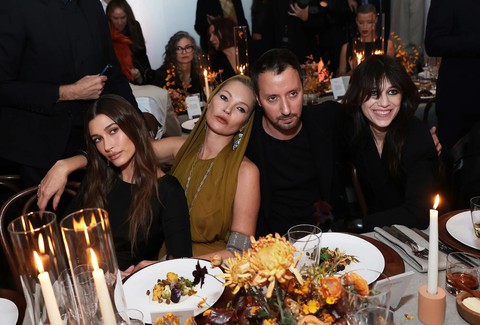 Kate Moss có cử chỉ kỳ quặc khi phát biểu - Ảnh 4. Kate Moss có cử chỉ kỳ quặc khi phát biểu - Ảnh 4.