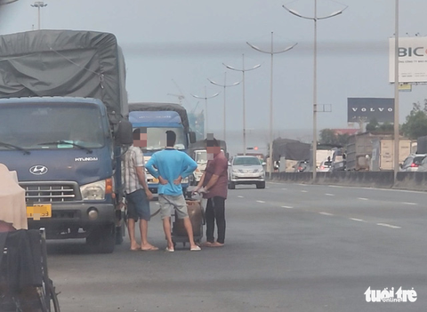 Tấp nập chợ trời mua bán dầu đầu đường cao tốc TP.HCM - Trung Lương - Ảnh 6. Tấp nập chợ trời mua bán dầu đầu đường cao tốc TP.HCM - Trung Lương - Ảnh 6.
