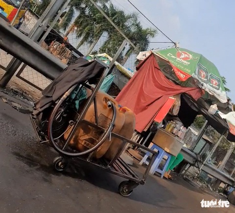 Tấp nập chợ trời mua bán dầu đầu đường cao tốc TP.HCM - Trung Lương - Ảnh 2. Tấp nập chợ trời mua bán dầu đầu đường cao tốc TP.HCM - Trung Lương - Ảnh 2.