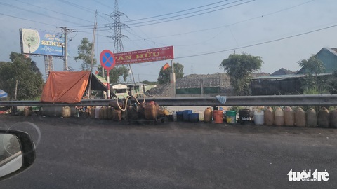 Tấp nập chợ trời mua bán dầu đầu đường cao tốc TP.HCM - Trung Lương - Ảnh 5. Tấp nập chợ trời mua bán dầu đầu đường cao tốc TP.HCM - Trung Lương - Ảnh 5.
