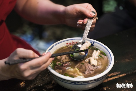 Ốm thì ăn phở, thật hay đùa? - Ảnh 2. Ốm thì ăn phở, thật hay đùa? - Ảnh 2.