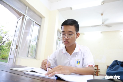 Cậu bé lang thang xin ăn khắp nẻo đường xứ Huế đã chạm vào giấc mơ đại học - Ảnh 1. Cậu bé lang thang xin ăn khắp nẻo đường xứ Huế đã chạm vào giấc mơ đại học - Ảnh 1.