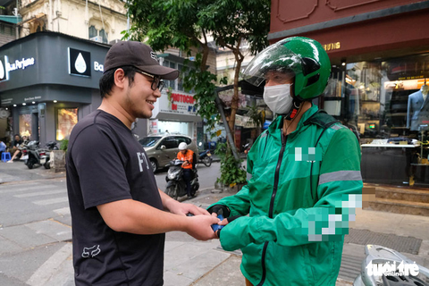 Lao động trình độ cao đi làm shipper có đáng lo ngại? - Ảnh 1. Lao động trình độ cao đi làm shipper có đáng lo ngại? - Ảnh 1.