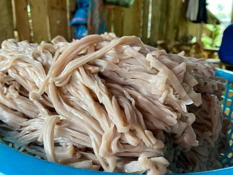 Sợi phở đỏ - nét độc đáo của phở Bắc Hà trên cao nguyên đá - Ảnh 3. Sợi phở đỏ - nét độc đáo của phở Bắc Hà trên cao nguyên đá - Ảnh 3.