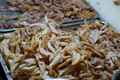Sợi phở đỏ - nét độc đáo của phở Bắc Hà trên cao nguyên đá - Ảnh 4. Sợi phở đỏ - nét độc đáo của phở Bắc Hà trên cao nguyên đá - Ảnh 4.
