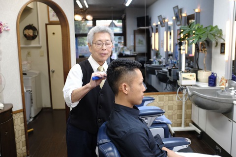 Dịch vụ cắt tóc trong im lặng bất ngờ đắt khách ở Nhật Bản - Ảnh 1. Dịch vụ cắt tóc trong im lặng bất ngờ đắt khách ở Nhật Bản - Ảnh 1.