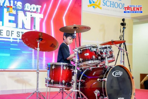 Học sinh dùng bút tạo giai điệu, “show” tài năng chơi nhạc cụ - Ảnh 4. Học sinh dùng bút tạo giai điệu, “show” tài năng chơi nhạc cụ - Ảnh 4.