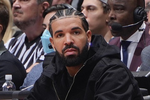 Rapper Drake chơi lớn tặng ‘cả lố’ túi hiệu cho dàn vũ công thoát y - Ảnh 2. Rapper Drake chơi lớn tặng ‘cả lố’ túi hiệu cho dàn vũ công thoát y - Ảnh 2.