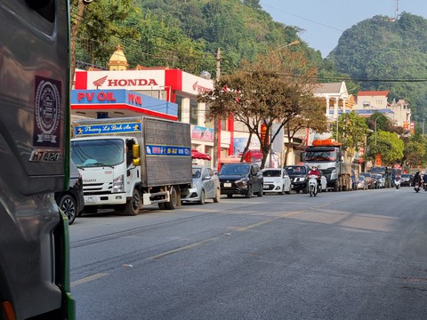 Dân miền núi Lào Cai, Sơn La cũng đi xã này huyện nọ tìm chỗ... xếp hàng đổ xăng - Ảnh 2. Dân miền núi Lào Cai, Sơn La cũng đi xã này huyện nọ tìm chỗ... xếp hàng đổ xăng - Ảnh 2.