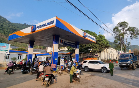 Người dân chạy cả trăm cây số đi mua xăng dầu, Sơn La họp khẩn đảm bảo nguồn cung - Ảnh 2. Người dân chạy cả trăm cây số đi mua xăng dầu, Sơn La họp khẩn đảm bảo nguồn cung - Ảnh 2.