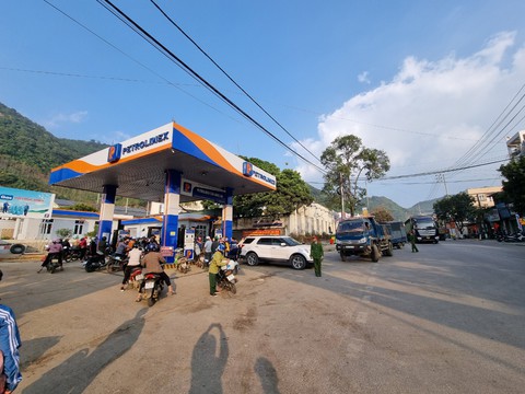 Dân miền núi Lào Cai, Sơn La cũng đi xã này huyện nọ tìm chỗ... xếp hàng đổ xăng - Ảnh 1. Dân miền núi Lào Cai, Sơn La cũng đi xã này huyện nọ tìm chỗ... xếp hàng đổ xăng - Ảnh 1.