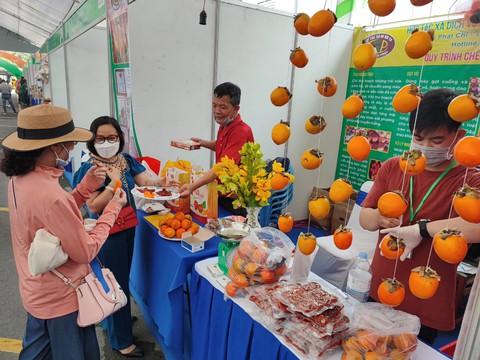 Hồng treo gió Lâm Đồng, mật hoa dừa Trà Vinh, ca cao Đắk Lắk... tại tuần hàng OCOP - Ảnh 1. Hồng treo gió Lâm Đồng, mật hoa dừa Trà Vinh, ca cao Đắk Lắk... tại tuần hàng OCOP - Ảnh 1.