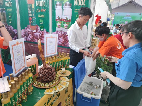 Hồng treo gió Lâm Đồng, mật hoa dừa Trà Vinh, ca cao Đắk Lắk... tại tuần hàng OCOP - Ảnh 8. Hồng treo gió Lâm Đồng, mật hoa dừa Trà Vinh, ca cao Đắk Lắk... tại tuần hàng OCOP - Ảnh 8.