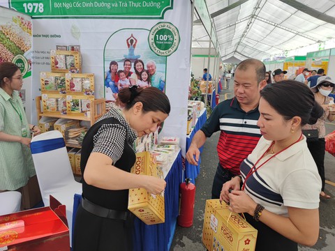 Hồng treo gió Lâm Đồng, mật hoa dừa Trà Vinh, ca cao Đắk Lắk... tại tuần hàng OCOP - Ảnh 3. Hồng treo gió Lâm Đồng, mật hoa dừa Trà Vinh, ca cao Đắk Lắk... tại tuần hàng OCOP - Ảnh 3.