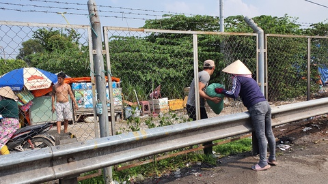 Xử lý người dân cắt hàng rào bảo vệ đường cao tốc để buôn bán - Ảnh 1. Xử lý người dân cắt hàng rào bảo vệ đường cao tốc để buôn bán - Ảnh 1.