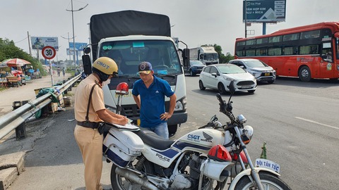 Xử lý người dân cắt hàng rào bảo vệ đường cao tốc để buôn bán - Ảnh 3. Xử lý người dân cắt hàng rào bảo vệ đường cao tốc để buôn bán - Ảnh 3.