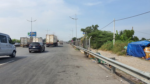 Xử lý người dân cắt hàng rào bảo vệ đường cao tốc để buôn bán - Ảnh 4. Xử lý người dân cắt hàng rào bảo vệ đường cao tốc để buôn bán - Ảnh 4.