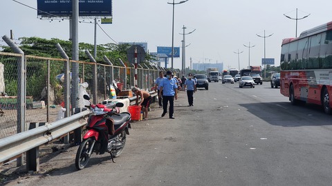 Xử lý người dân cắt hàng rào bảo vệ đường cao tốc để buôn bán - Ảnh 5. Xử lý người dân cắt hàng rào bảo vệ đường cao tốc để buôn bán - Ảnh 5.