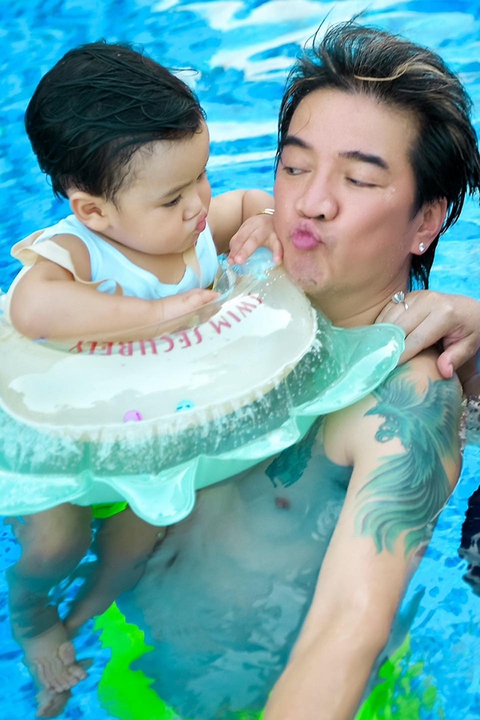 Những khoảnh khắc ‘cha nào con nấy’ của Đàm Vĩnh Hưng và con trai - Ảnh 7. Những khoảnh khắc ‘cha nào con nấy’ của Đàm Vĩnh Hưng và con trai - Ảnh 7.