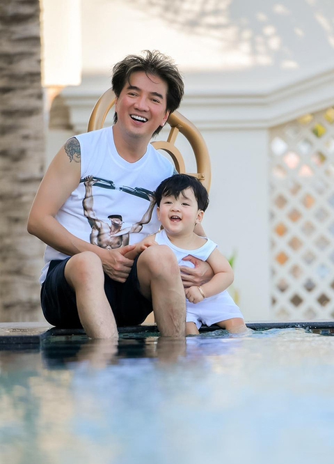 Những khoảnh khắc ‘cha nào con nấy’ của Đàm Vĩnh Hưng và con trai - Ảnh 8. Những khoảnh khắc ‘cha nào con nấy’ của Đàm Vĩnh Hưng và con trai - Ảnh 8.
