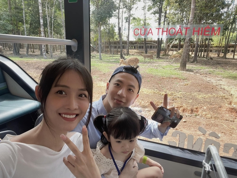 Phát hiện loạt ảnh con gái Trương Mỹ Nhân giống ba đến ngỡ ngàng - Ảnh 1. Phát hiện loạt ảnh con gái Trương Mỹ Nhân giống ba đến ngỡ ngàng - Ảnh 1.