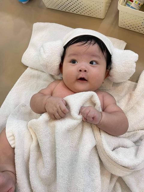 Phát hiện loạt ảnh con gái Trương Mỹ Nhân giống ba đến ngỡ ngàng - Ảnh 2. Phát hiện loạt ảnh con gái Trương Mỹ Nhân giống ba đến ngỡ ngàng - Ảnh 2.