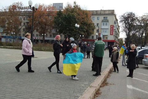 Ukraine tiến quân vào Kherson, ngợi ca chiến thắng - Ảnh 1. Ukraine tiến quân vào Kherson, ngợi ca chiến thắng - Ảnh 1.