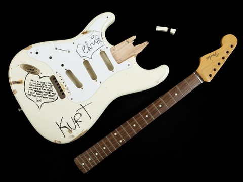 Đấu giá cây guitar bị đập nát của huyền thoại Kurt Cobain - Ảnh 1. Đấu giá cây guitar bị đập nát của huyền thoại Kurt Cobain - Ảnh 1.