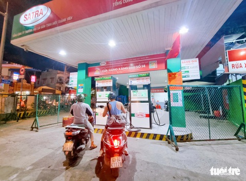 Giá xăng lên cao, nhiều cây xăng ở TP.HCM vẫn ‘bất ổn’ - Ảnh 3. Giá xăng lên cao, nhiều cây xăng ở TP.HCM vẫn ‘bất ổn’ - Ảnh 3.
