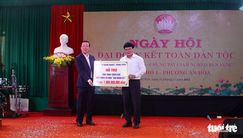 Trao quà, tặng nhà đại đoàn kết cho người nghèo ở Huế - Ảnh 1. Trao quà, tặng nhà đại đoàn kết cho người nghèo ở Huế - Ảnh 1.