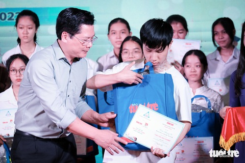 Em sẽ không bỏ học, dù cuộc sống khó khăn đến thế nào - Ảnh 3. Em sẽ không bỏ học, dù cuộc sống khó khăn đến thế nào - Ảnh 3.