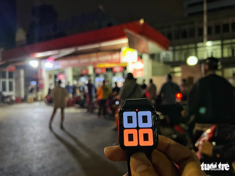 0h đêm, người dân Hà Nội vẫn xếp hàng rất dài để mua xăng - Ảnh 5. 0h đêm, người dân Hà Nội vẫn xếp hàng rất dài để mua xăng - Ảnh 5.