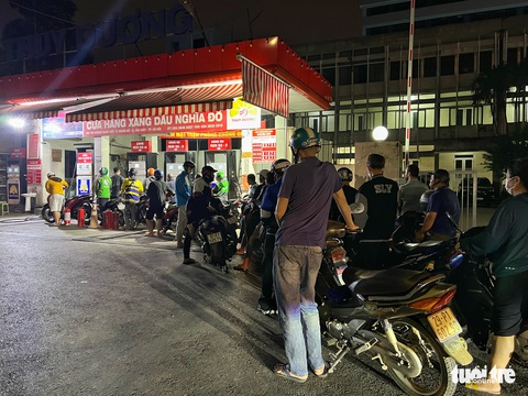 0h đêm, người dân Hà Nội vẫn xếp hàng rất dài để mua xăng - Ảnh 6. 0h đêm, người dân Hà Nội vẫn xếp hàng rất dài để mua xăng - Ảnh 6.