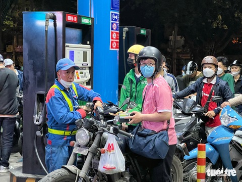 0h đêm, người dân Hà Nội vẫn xếp hàng rất dài để mua xăng - Ảnh 3. 0h đêm, người dân Hà Nội vẫn xếp hàng rất dài để mua xăng - Ảnh 3.