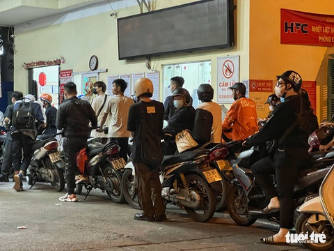 0h đêm, người dân Hà Nội vẫn xếp hàng rất dài để mua xăng - Ảnh 7. 0h đêm, người dân Hà Nội vẫn xếp hàng rất dài để mua xăng - Ảnh 7.