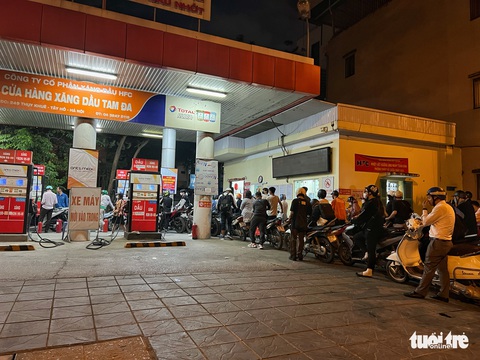 0h đêm, người dân Hà Nội vẫn xếp hàng rất dài để mua xăng - Ảnh 1. 0h đêm, người dân Hà Nội vẫn xếp hàng rất dài để mua xăng - Ảnh 1.