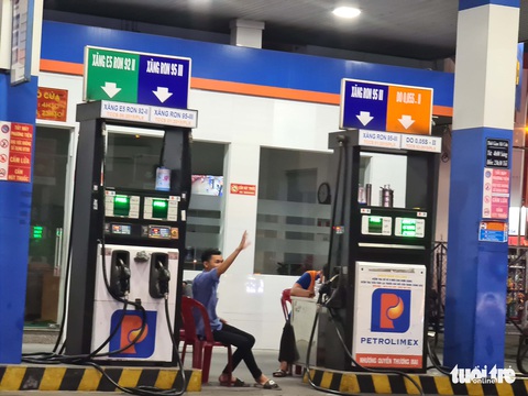 Giá xăng lên cao, nhiều cây xăng ở TP.HCM vẫn ‘bất ổn’ - Ảnh 2. Giá xăng lên cao, nhiều cây xăng ở TP.HCM vẫn ‘bất ổn’ - Ảnh 2.