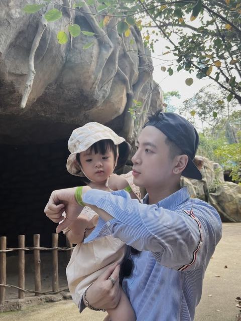 Phát hiện loạt ảnh con gái Trương Mỹ Nhân giống ba đến ngỡ ngàng - Ảnh 6. Phát hiện loạt ảnh con gái Trương Mỹ Nhân giống ba đến ngỡ ngàng - Ảnh 6.