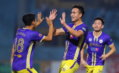 Cầu thủ không được đưa vợ, con lên bục khi nhận huy chương V-League 2022 - Ảnh 1. Cầu thủ không được đưa vợ, con lên bục khi nhận huy chương V-League 2022 - Ảnh 1.