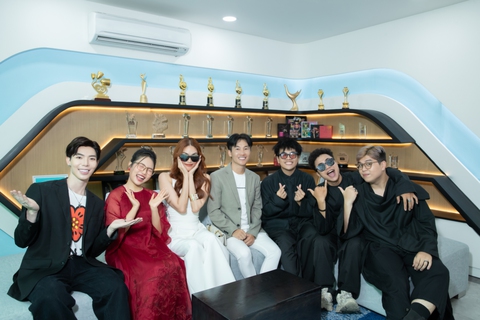 Hé lộ danh tính Mr. Chông Chênh của loạt tân chủ tịch V-pop - Ảnh 7. Hé lộ danh tính Mr. Chông Chênh của loạt tân chủ tịch V-pop - Ảnh 7.