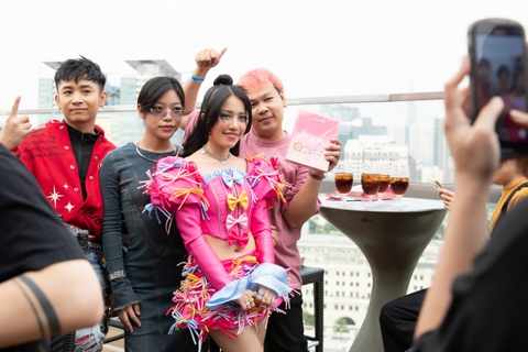 Hú hồn: Phùng Khánh Linh vừa có màn oanh tạc double kill iTunes Chart! - Ảnh 1. Hú hồn: Phùng Khánh Linh vừa có màn oanh tạc double kill iTunes Chart! - Ảnh 1.